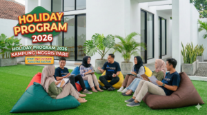 Poster promosi Holiday Program 2026 Interpeace Kampung Inggris Pare. Menampilkan sekelompok siswa sedang duduk melingkar dan berdiskusi santai di atas bean bag warna-warni di halaman rumput depan gedung asrama modern berwarna putih. Terdapat teks judul besar "HOLIDAY PROGRAM 2026 KAMPUNG INGGRIS PARE" dan keterangan "START Rp 1 JUTAAN! FASILITAS SULTAN".